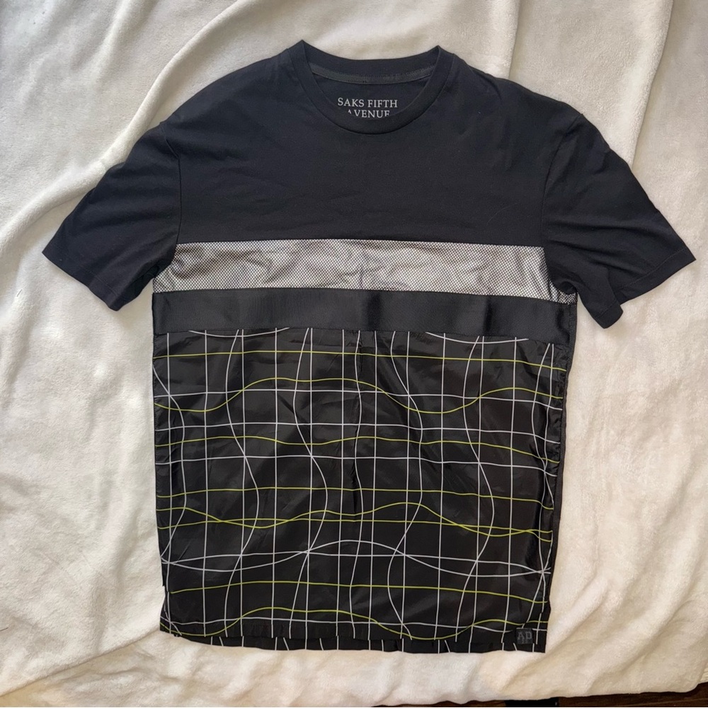 Saks Fifth Avenue Anthony Davis Tee – Black Graphic Jersey Split Design